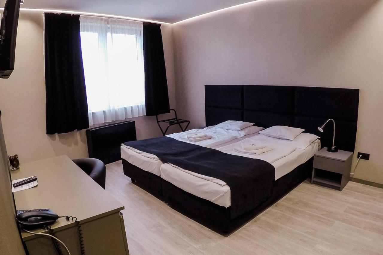 Sohaz Panzio Es Apartmanhaz Сольнок Экстерьер фото