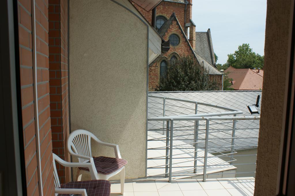 Sohaz Panzio Es Apartmanhaz Сольнок Экстерьер фото